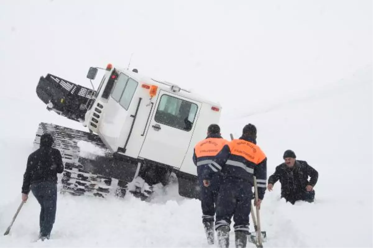 Su Arızı Ekibi, Mehmetçiğin Paletli Kar Aracıyla 2 Bin 700 Rakımlı Bölgeye Ulaştı