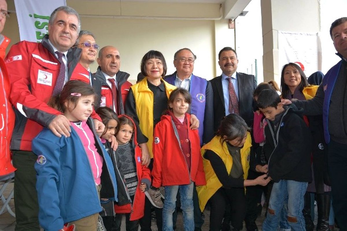 Tayvanlı İş Adamlarından 10 Bin Kişiye Mont ve Bot Yardımı
