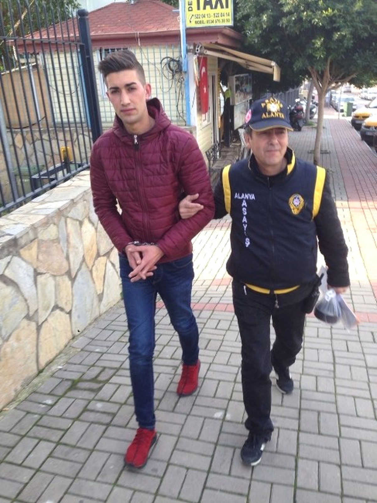 Turistin Kolyesini Çalan Zanlı Yakalandı
