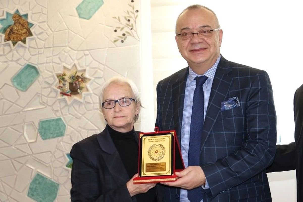 Türk Hava Kurumundan Başkan Ergün\'e Plaket