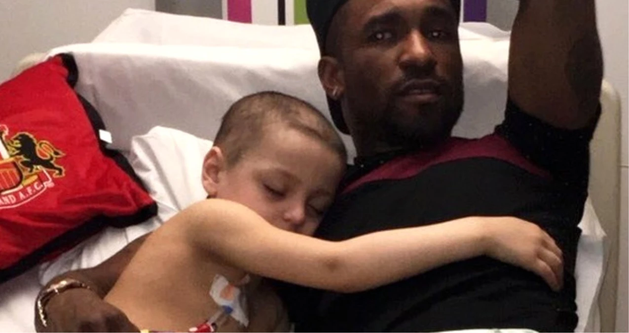 Ünlü Futbolcu Jermain Defoe, Kanser Tedavisi Gören Çocukla Uyudu