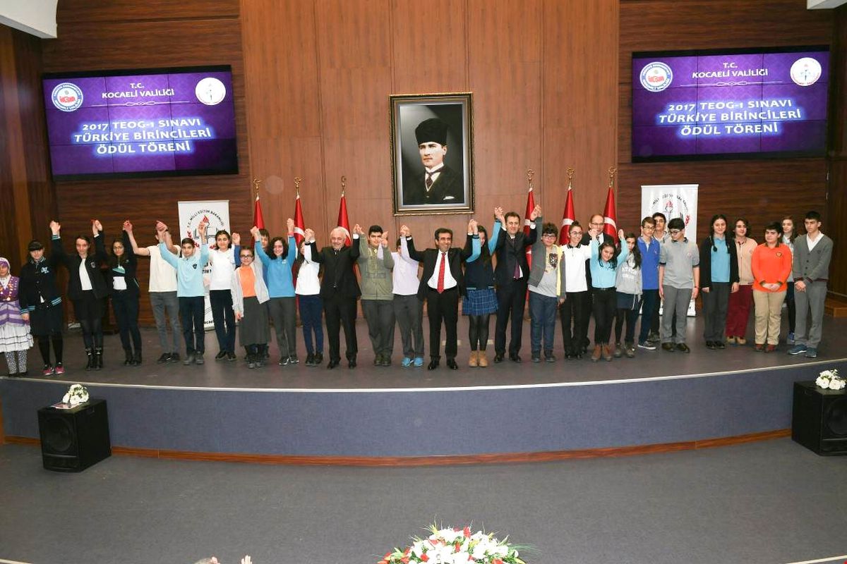Vali Güzeloğlu\'ndan Teog Birincisi Öğrencilere Ödül