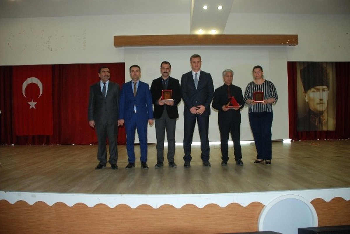 Velilerimiz Okuyor\' Projesinin Plaketleri Verildi
