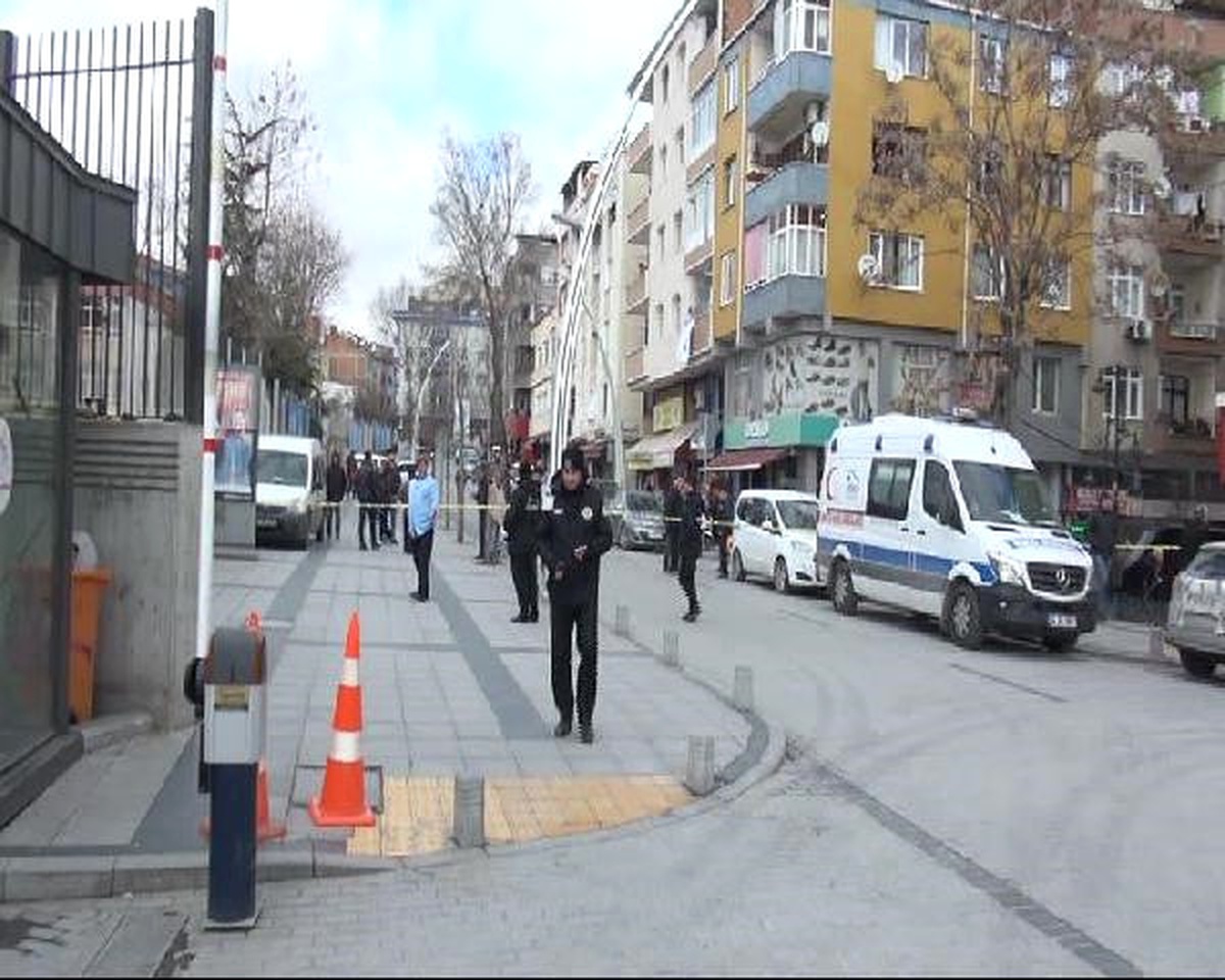 Zeytinburnu\'nda "Şüpheli Çanta" Fünye ile Patlatıldı (2)