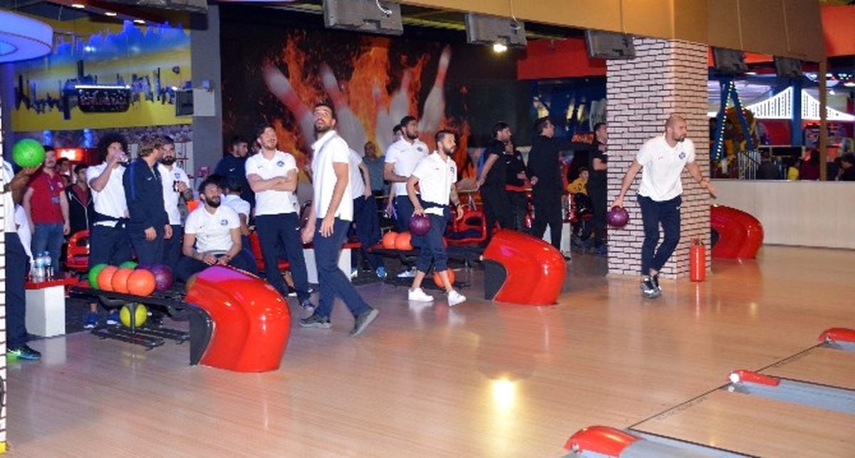 Adana Demirsporlu Futbolcuların Bowling Keyfi