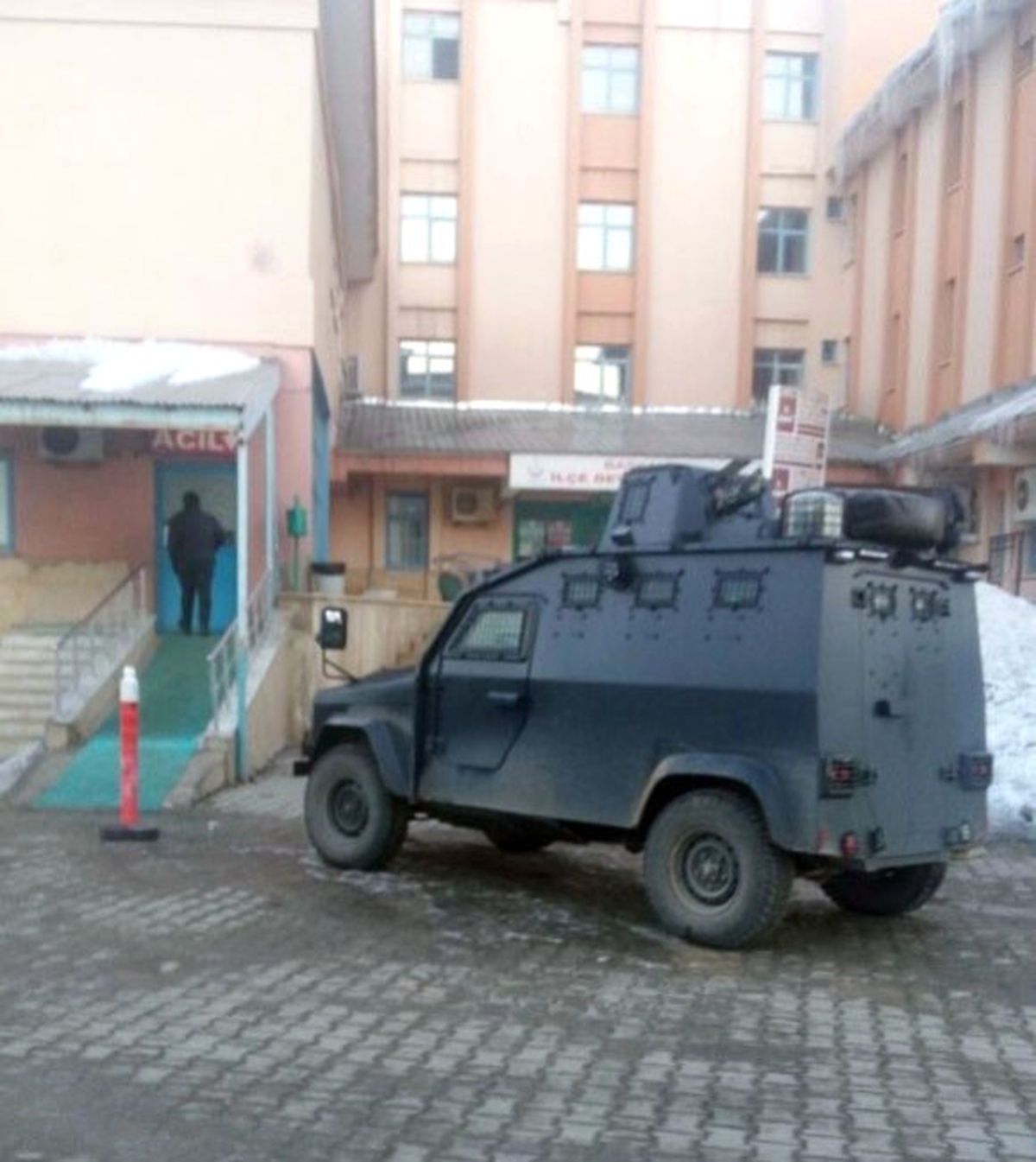 Başkale\'de Askeri Araç Kaza Yaptı: 2 Yaralı