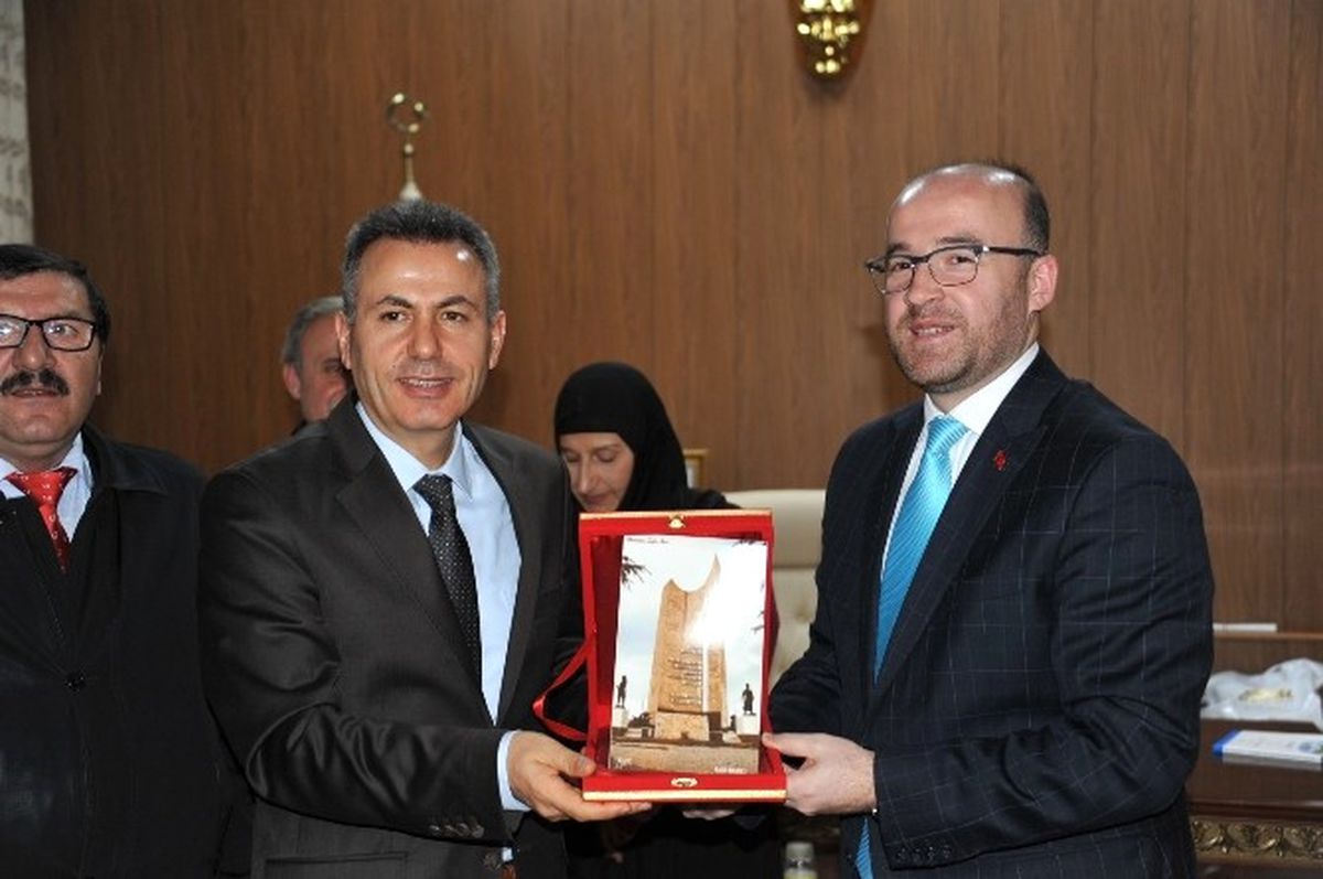 Başkan Yardımcısı Hayrettin Eldemir Muhtarlar ile Birlikte Vali Elban\'ı Ziyaret Etti
