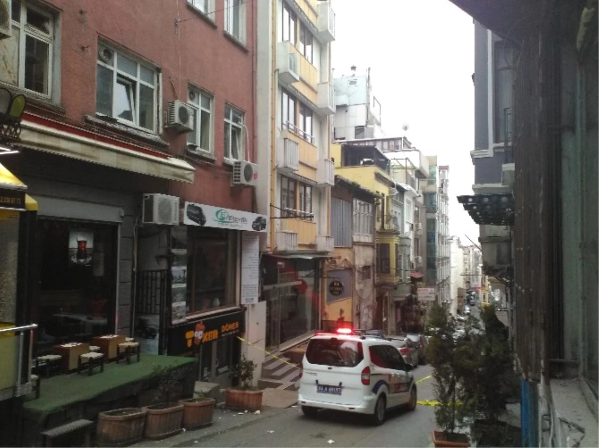 Beyoğlu\'nda Otel Odasından Düşen Kişi Ağır Yaralandı