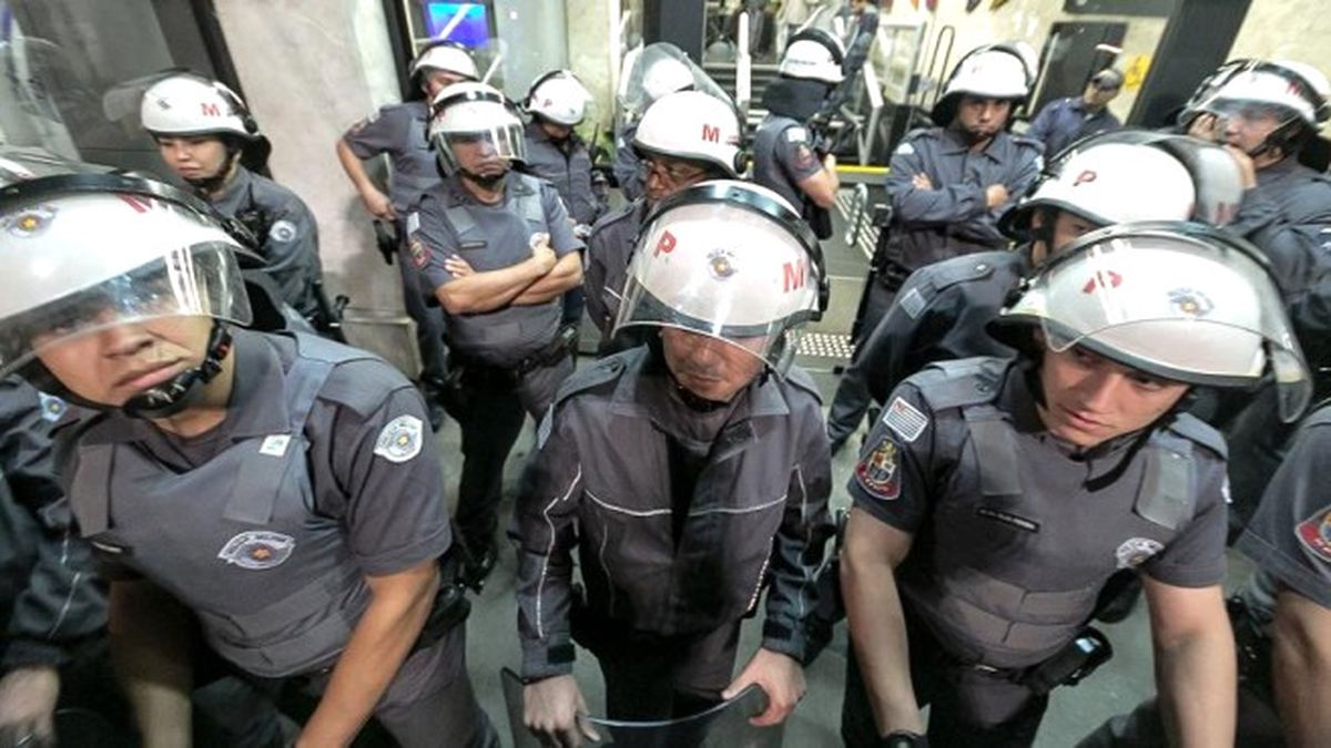 Brezilya\'da Polis Grevleri Yayılıyor