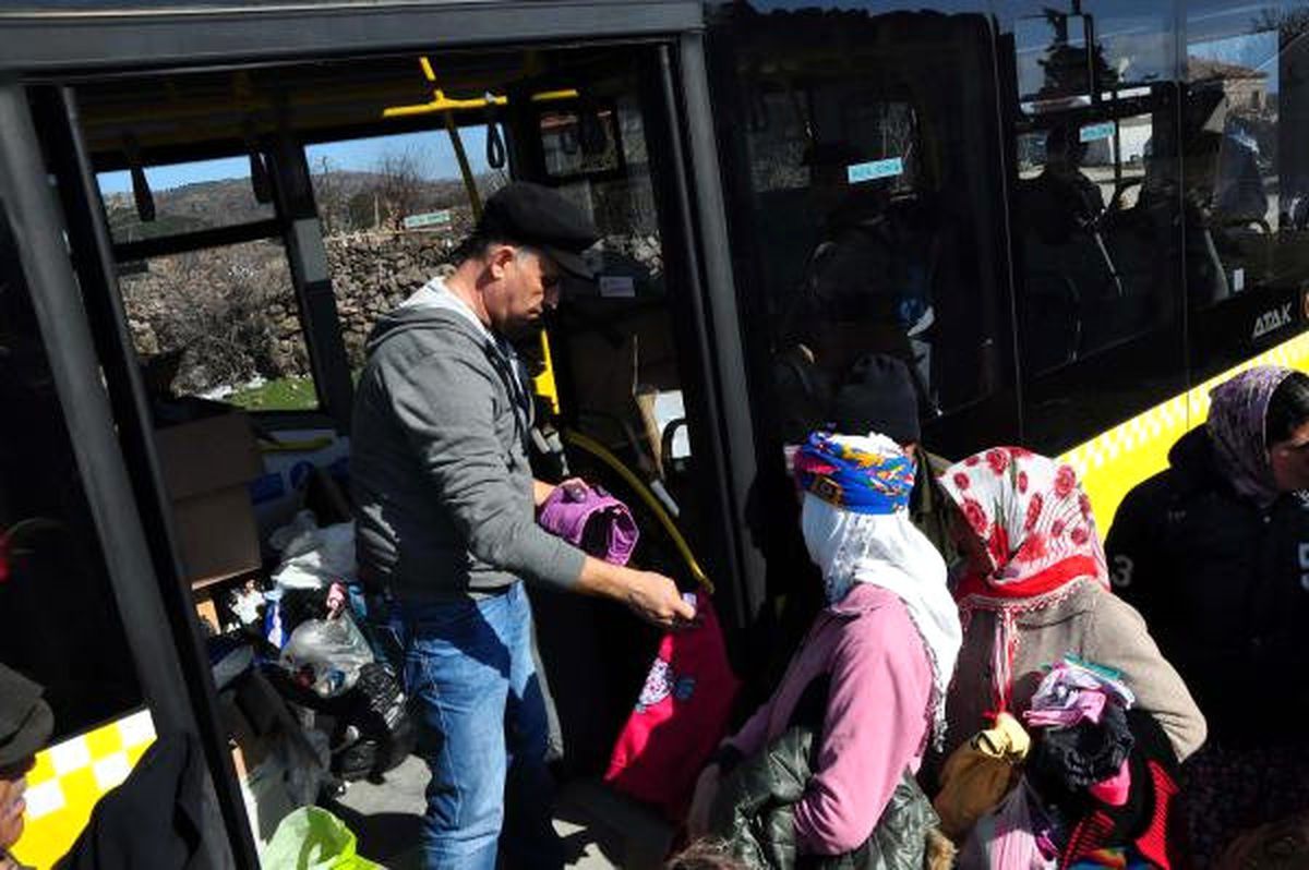 Deprem Bölgesine Yardım Yağıyor