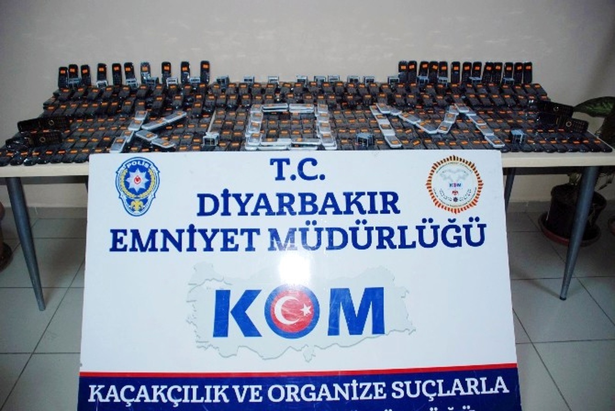 Diyarbakır\'da Uyuşturucu ve Kaçak Cep Telefonu Operasyonu