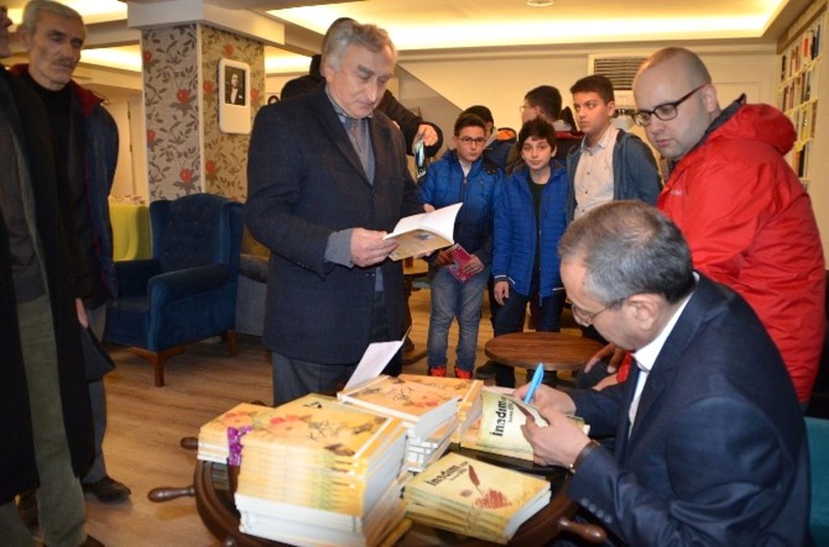 Dr. Dinççağ\'dan İmza Günü
