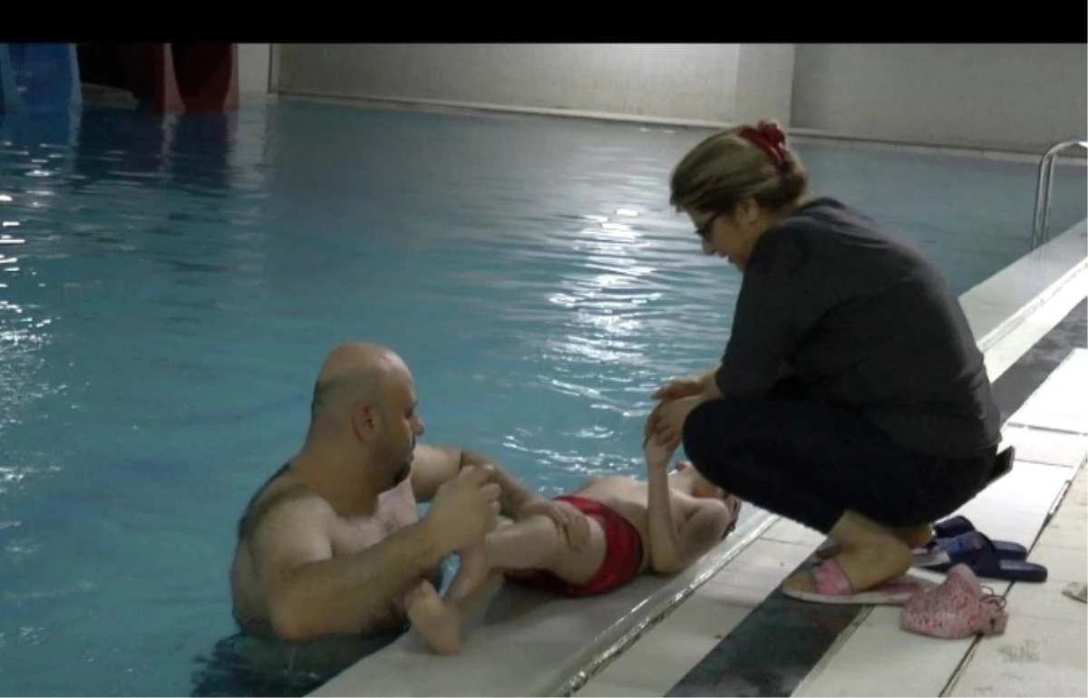 Engelli Çocuklara Yüzme Terapisi