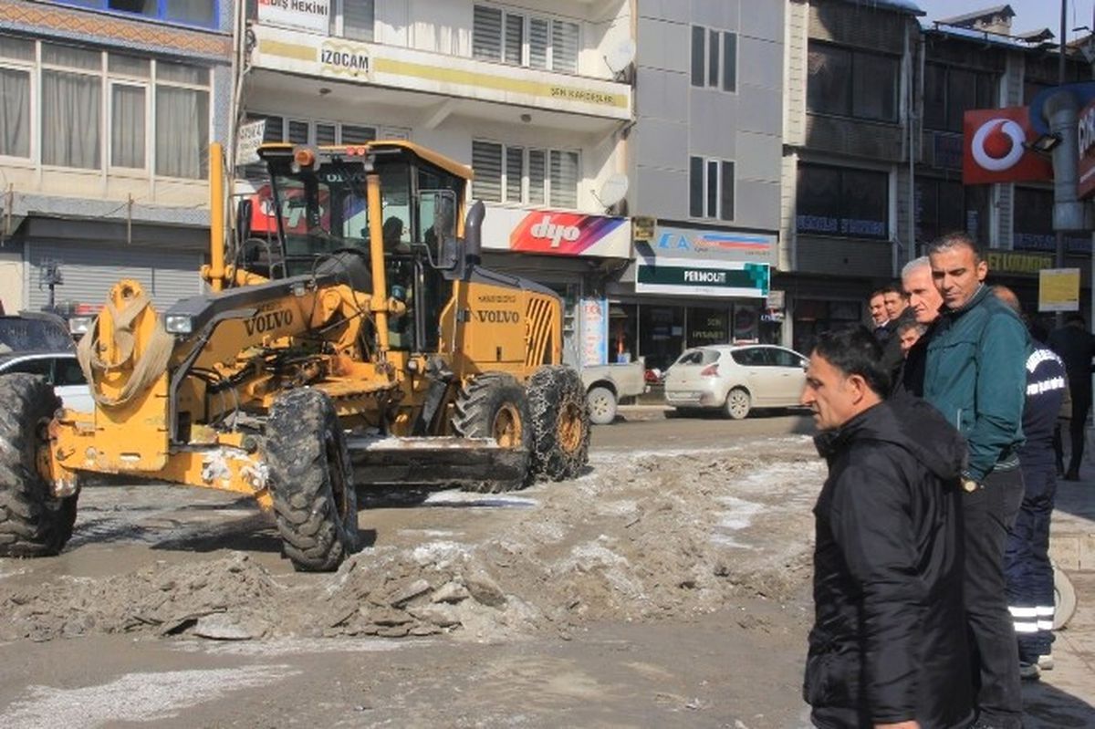 Hakkari Belediyesinden Buzla Mücadele Çalışması