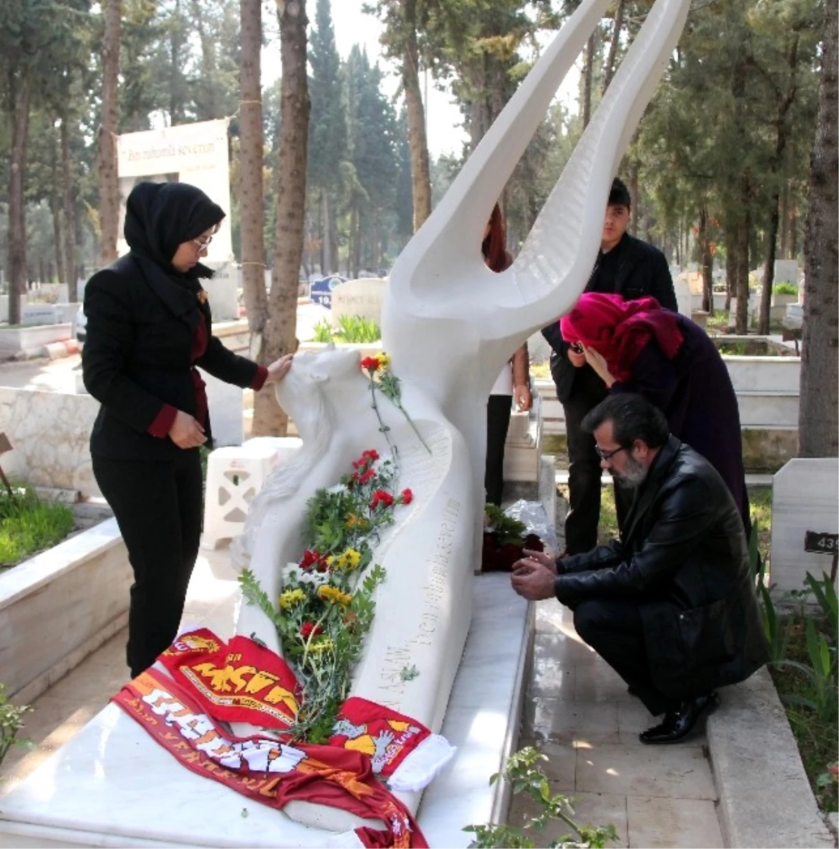 Hunharca Öldürülen Üniversite Öğrencisi Özgecan Aslan, Mezarı Başında Anıldı
