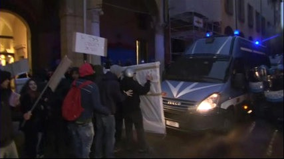 İtalya\'da Fakülte Kapılarındaki Güvenlik Önlemlerine Tepki Gösteren Öğrenciler Polisle Çatıştı