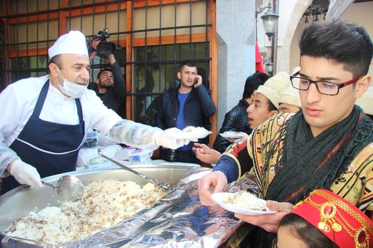 Kahramanmaraş\'ta Şehitler Anısına 5 Bin Kişiye Etli Pilav Dağıtıldı