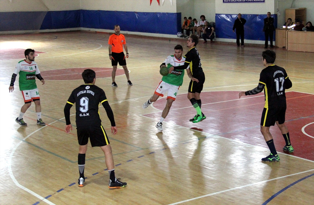 Kaleci Aşırı Sevinince Rakip Takım Sahadan Çekildi