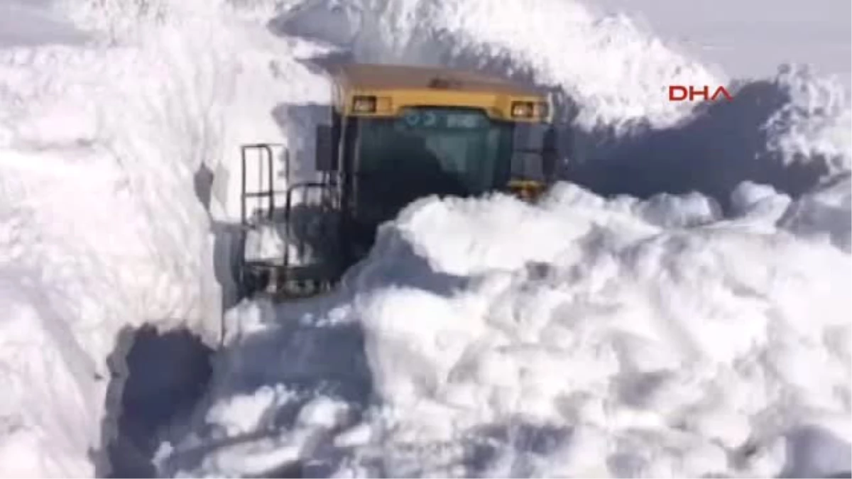 Karlıova\'da 2 Metreyi Aşan Karla Kapalı 47 Köy Yolu Açıldı