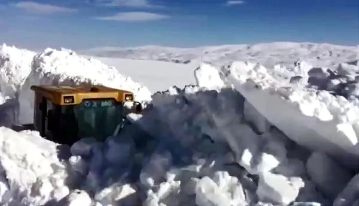 Karlıova\'da 2 Metreyi Aşan Karla Kapalı 47 Köy Yolu Açıldı