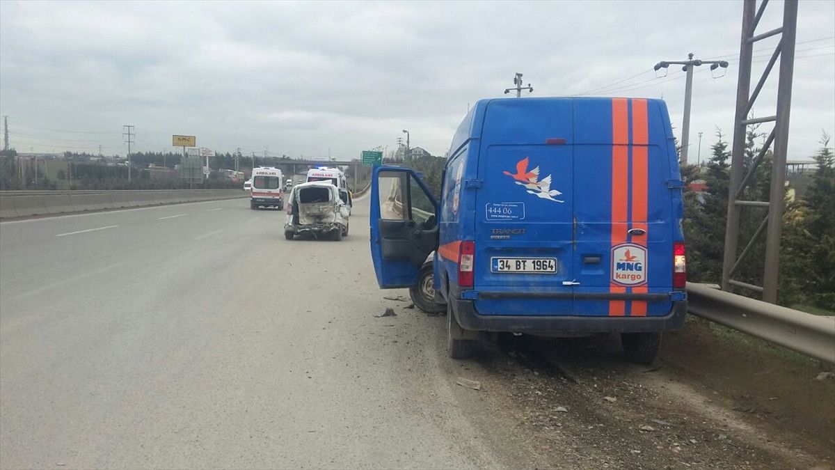 Kocaeli\'de Trafik Kazası: 4 Yaralı
