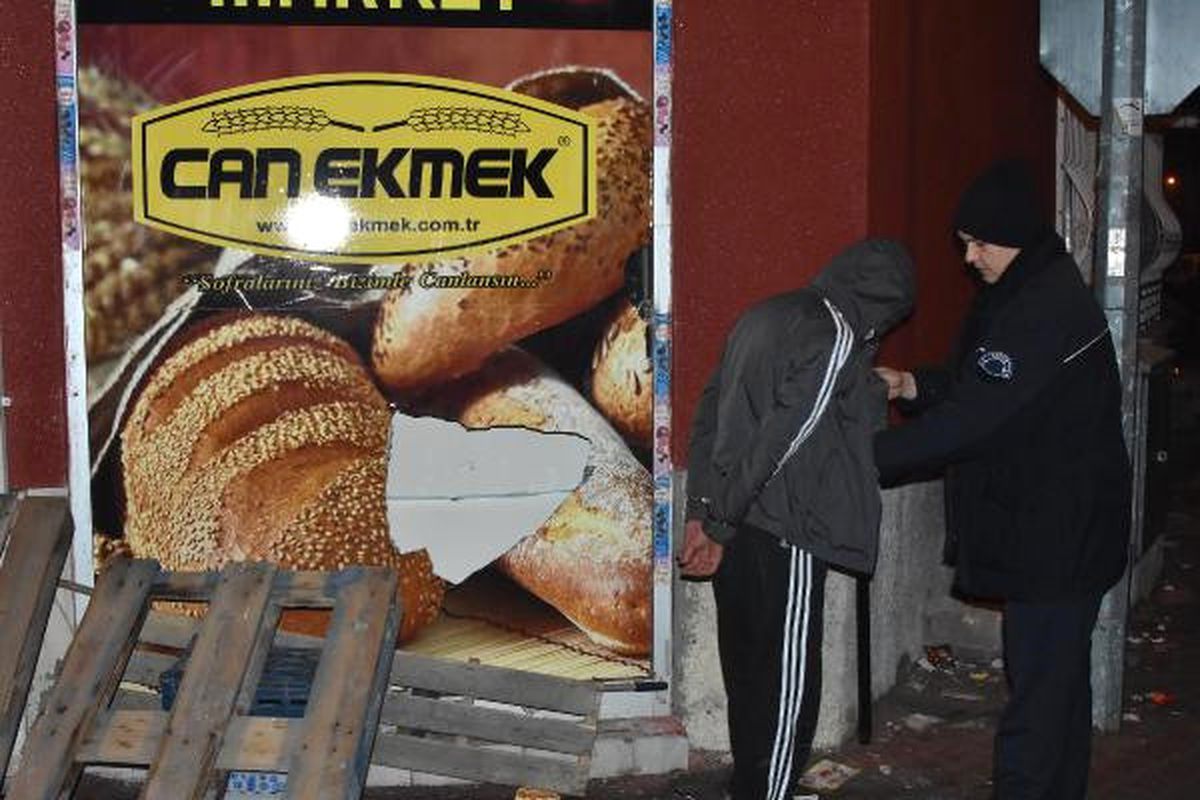 Marketten Çikolata Çalan 2 Kişi Yakalandı