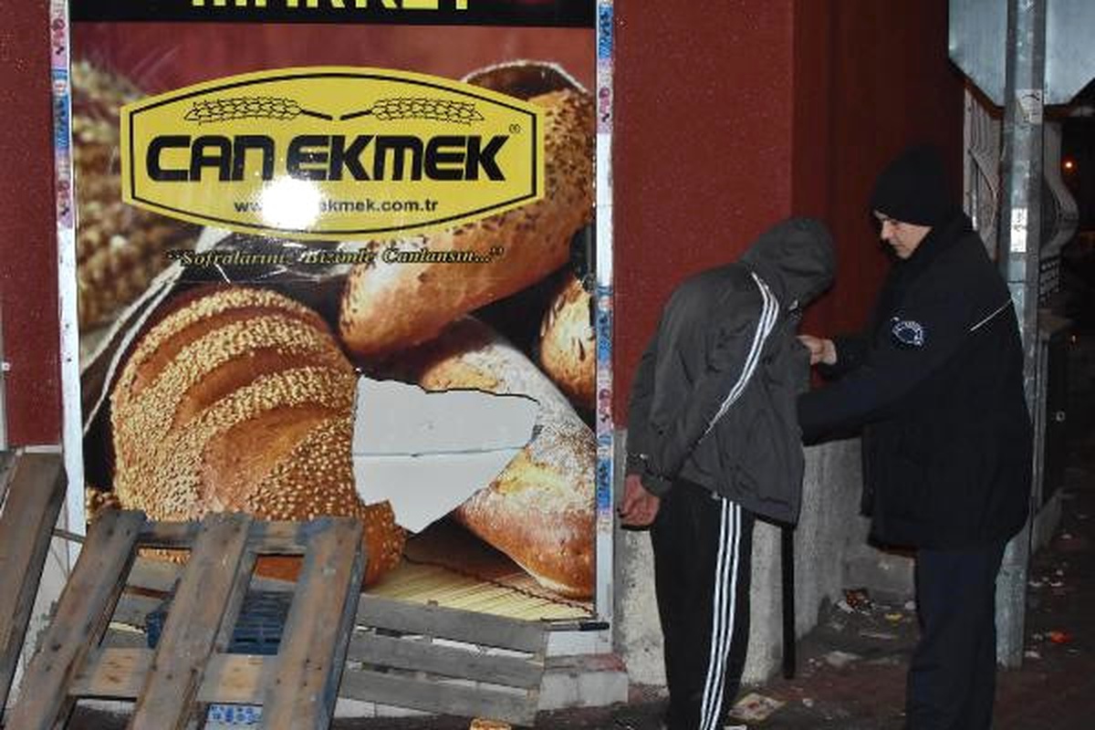 Marketten Çikolata Çalan 2 Kişi Yakalandı