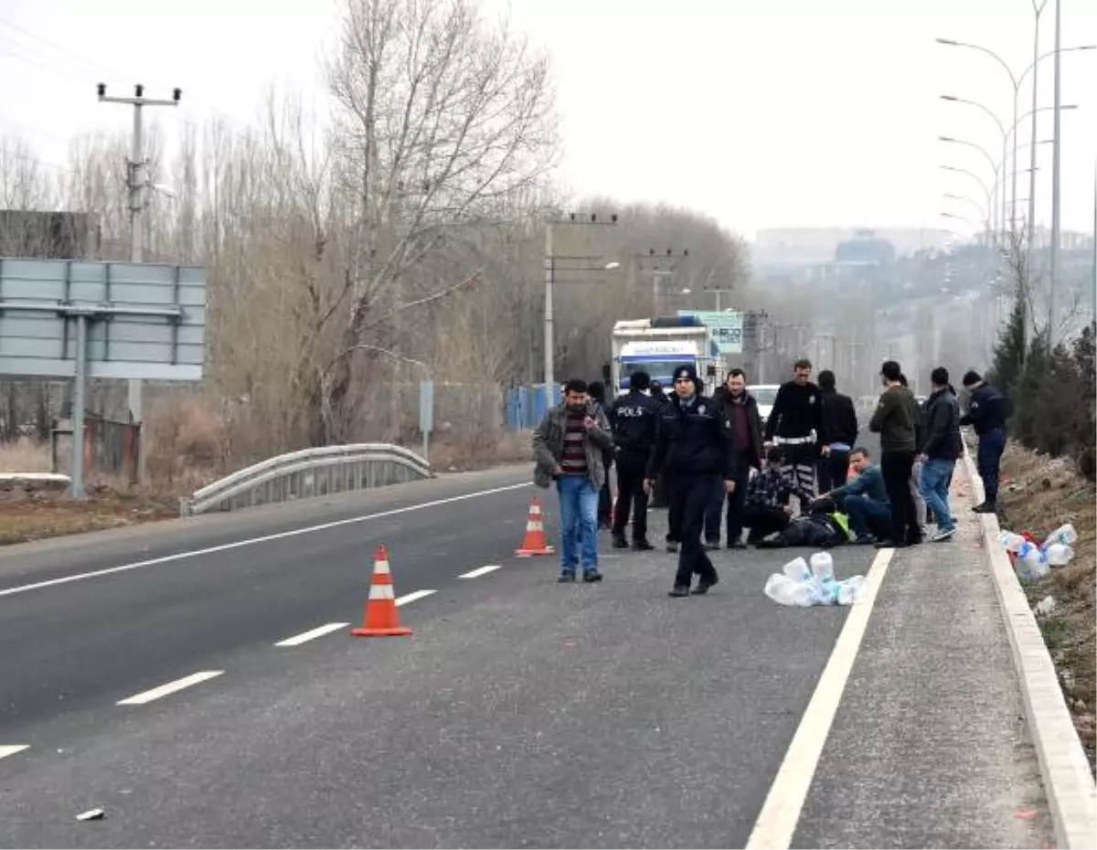 Otomobil, Yol Denetiminde Görevli 1 Polise Çarptı