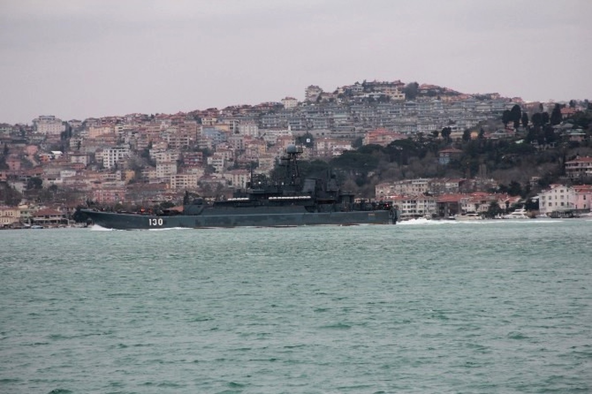 Rus Savaş Gemisi İstanbul Boğazı\'ndan Geçti