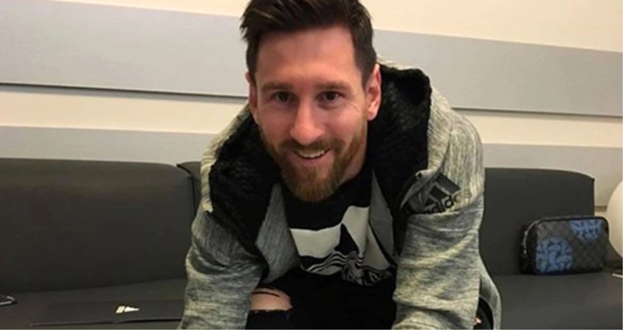 Taraftarlar, Messi\'nin Attığı İmzayı Barcelona Anlaşması Zannetti