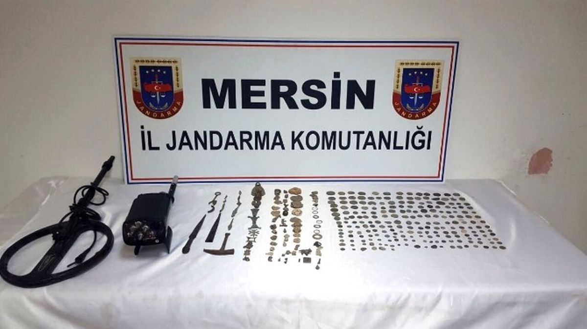 Tarsus\'ta Bir Evde 299 Parça Tarihi Eser Ele Geçirildi