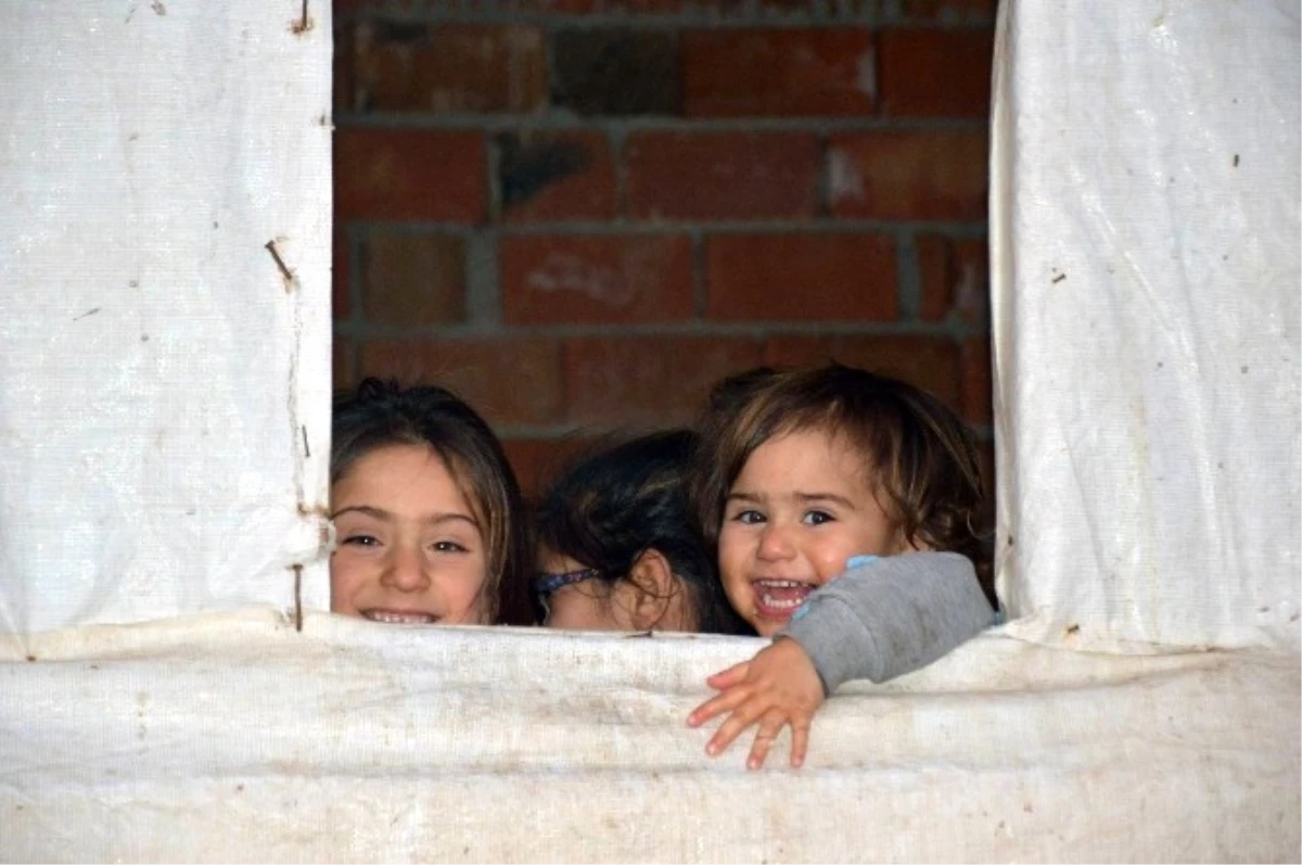 5 Çocuklu Ailenin Penceresiz ve Kapısız Evde Yaşam Mücadelesi