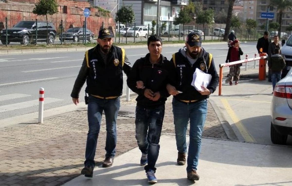 Alanya\'da 4 Ayrı Suçtan Aranan Şüpheli Suçüstü Yakalandı