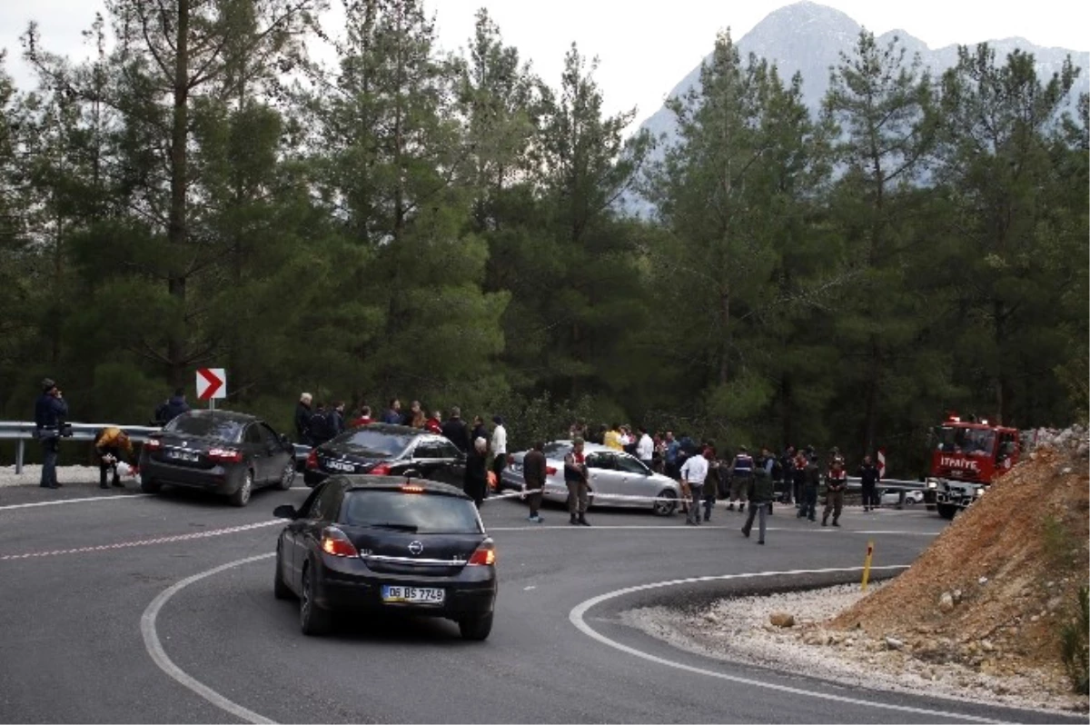 Antalya\'da Midibüs Kazası: 2 Ölü, 15 Yaralı