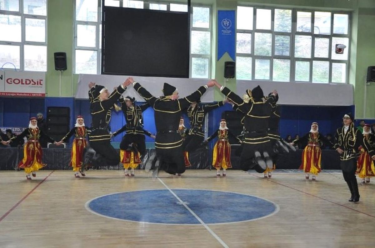 Artvin\'de Halk Oyunları Yarışması