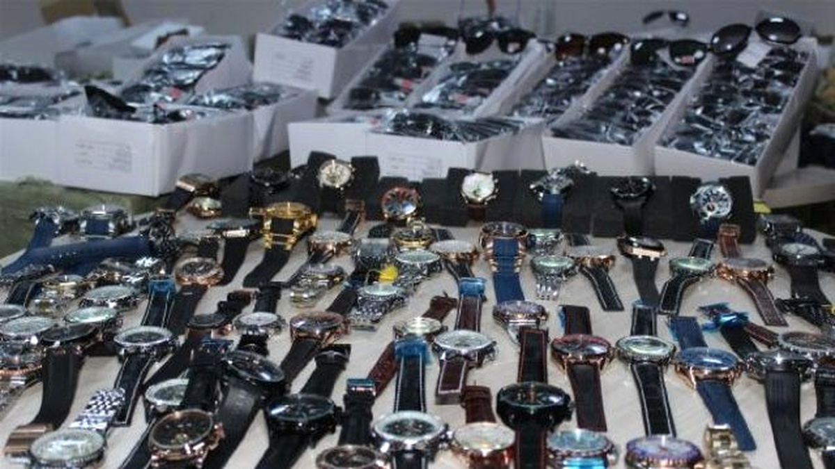 Bağcılar\'da Kaçak Gözlük, Kol Saati ve Suni Deri Operasyonu