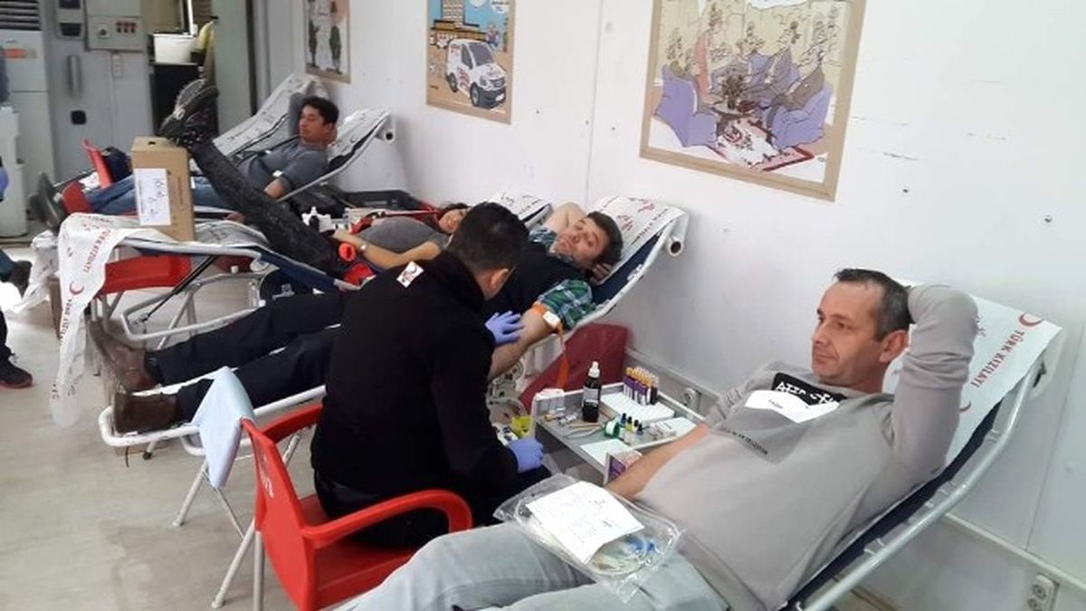Bisikletliler Derneği Üyelerinden Kızılay\'a Kan Bağışı