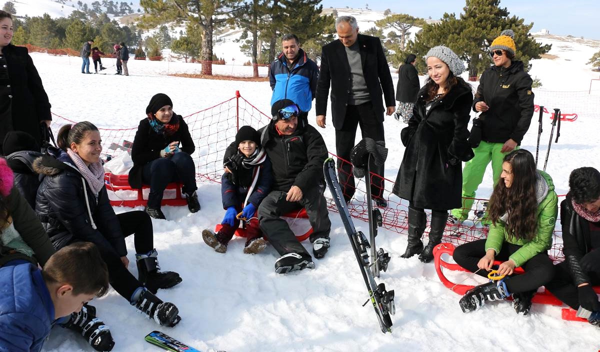 Burdur Valisi Yılmaz Çocuklarla Kayak Yaptı