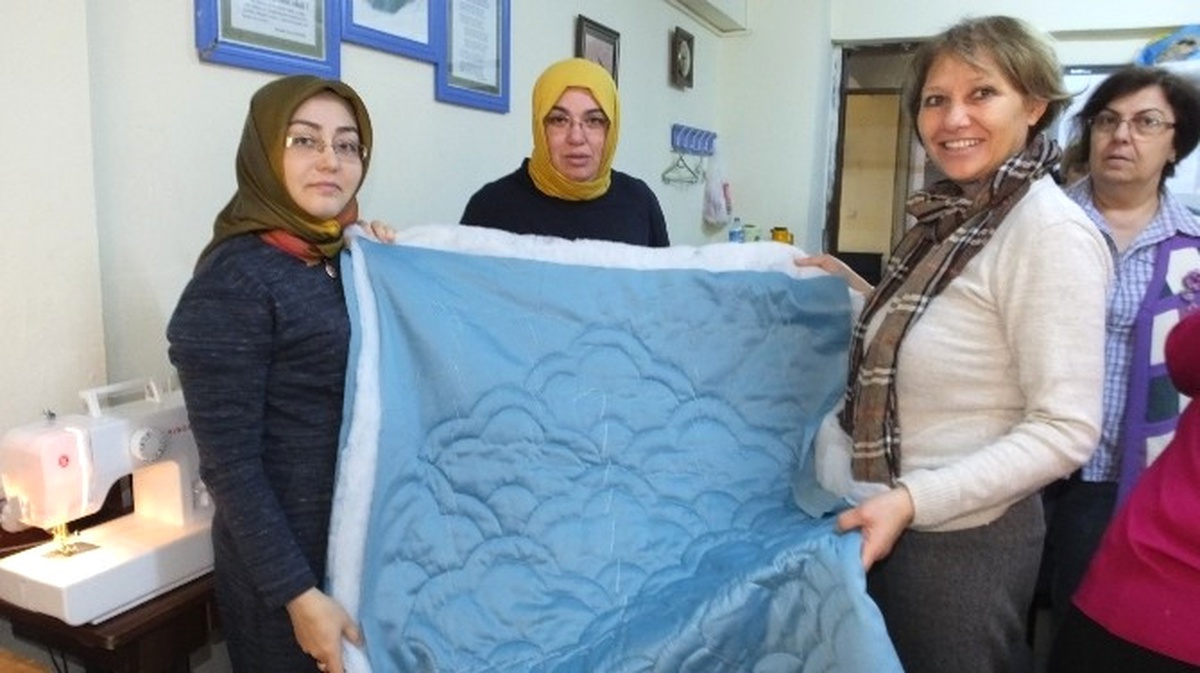 Burhaniye\' de Kadınlar Kırkyamaya Merak Sardı