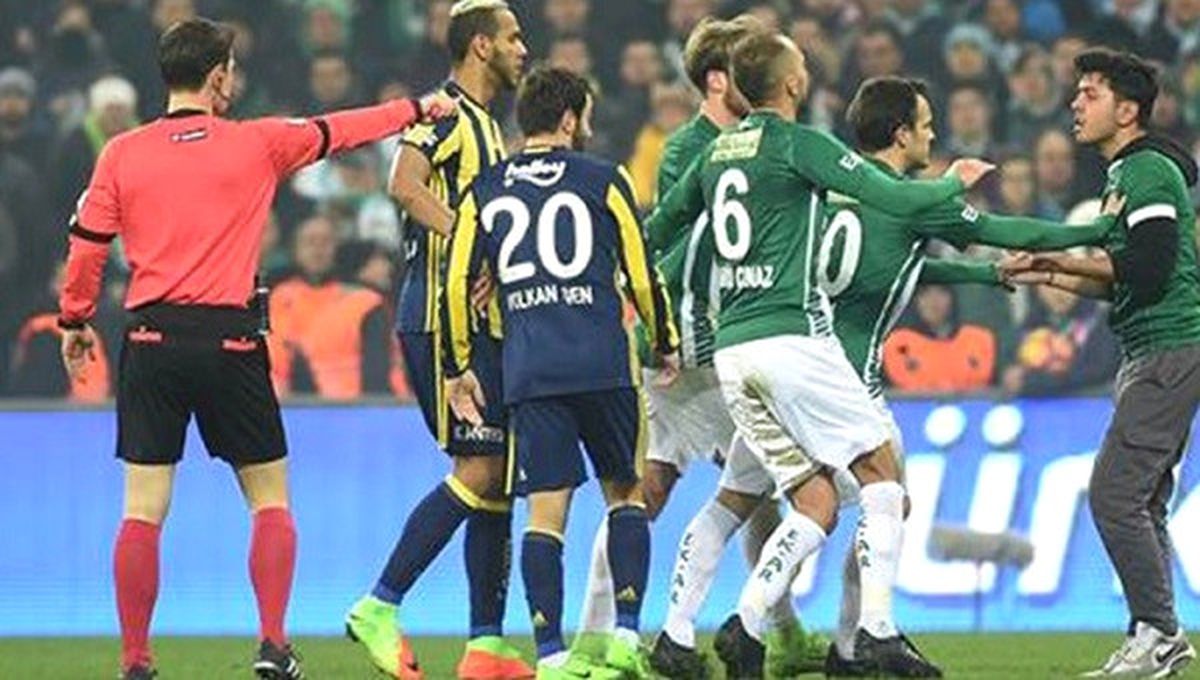 Bursa\'da Olay! Taraftar Sahaya Girdi, Volkan\'ın Üstüne Yürdü