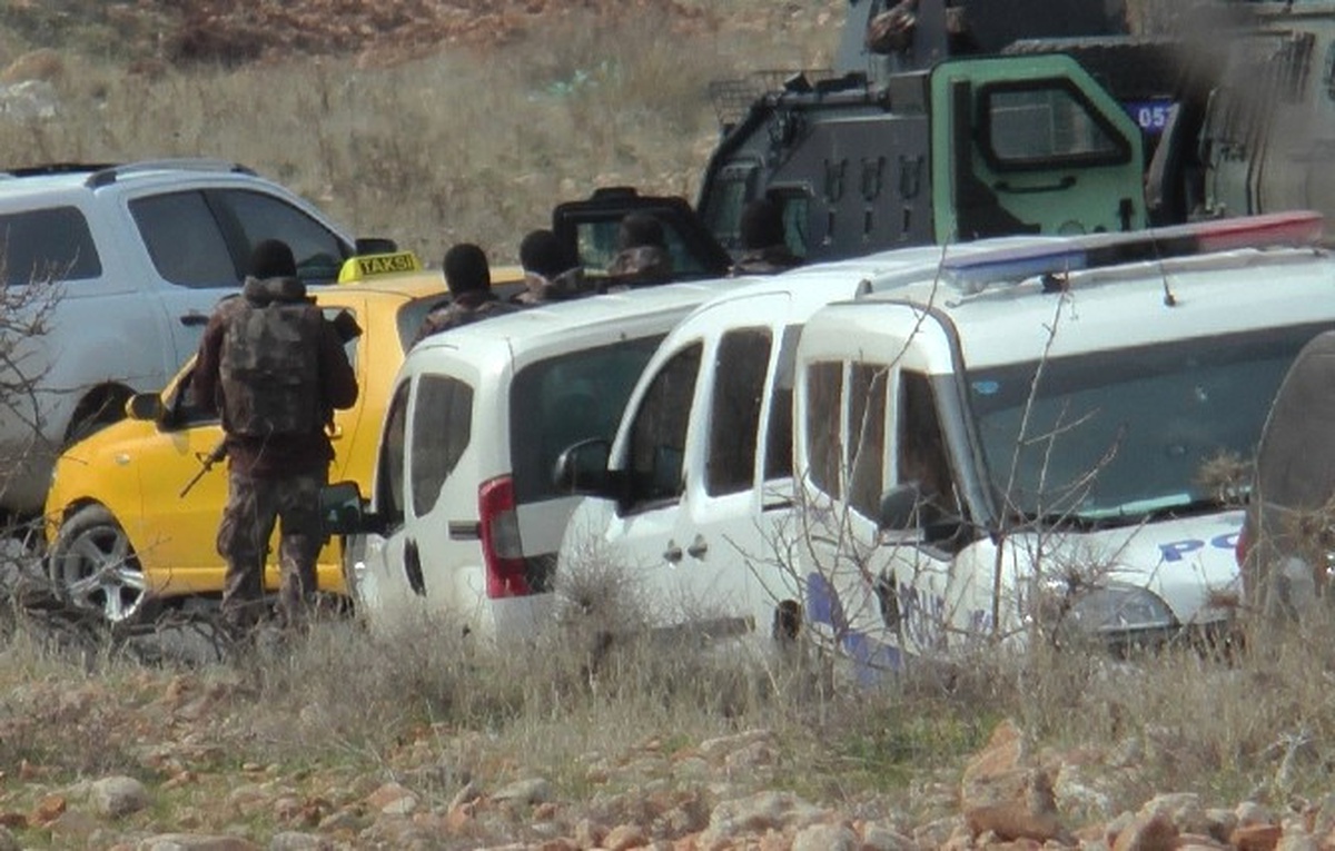 Cezaevi Firarisi, Eşi ve Çocuklarını 17 Saattir Rehin Tutuyor