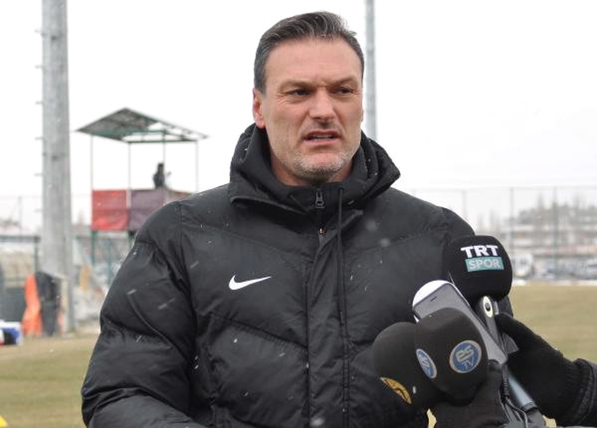 Eskişehirspor, Alpay\'la Yolları Ayırıyor