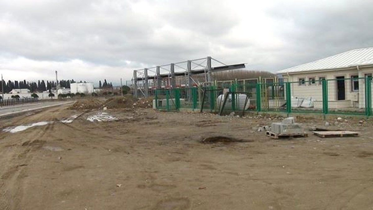 Futbol Sahasının Çevre Düzenleme Çalışmaları Devam Ediyor