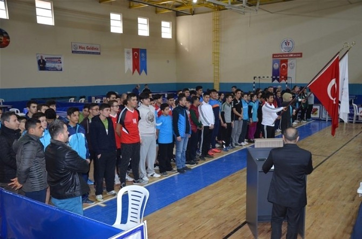 Gençler Kız-Erkek Masa Tenisi Grup Müsabakaları Devam Ediyor
