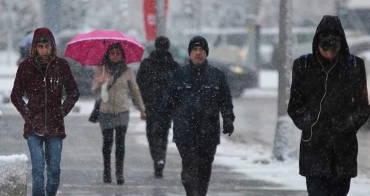 İstanbul\'da Beklenen Kar Yağışı Etkisini Gösterdi