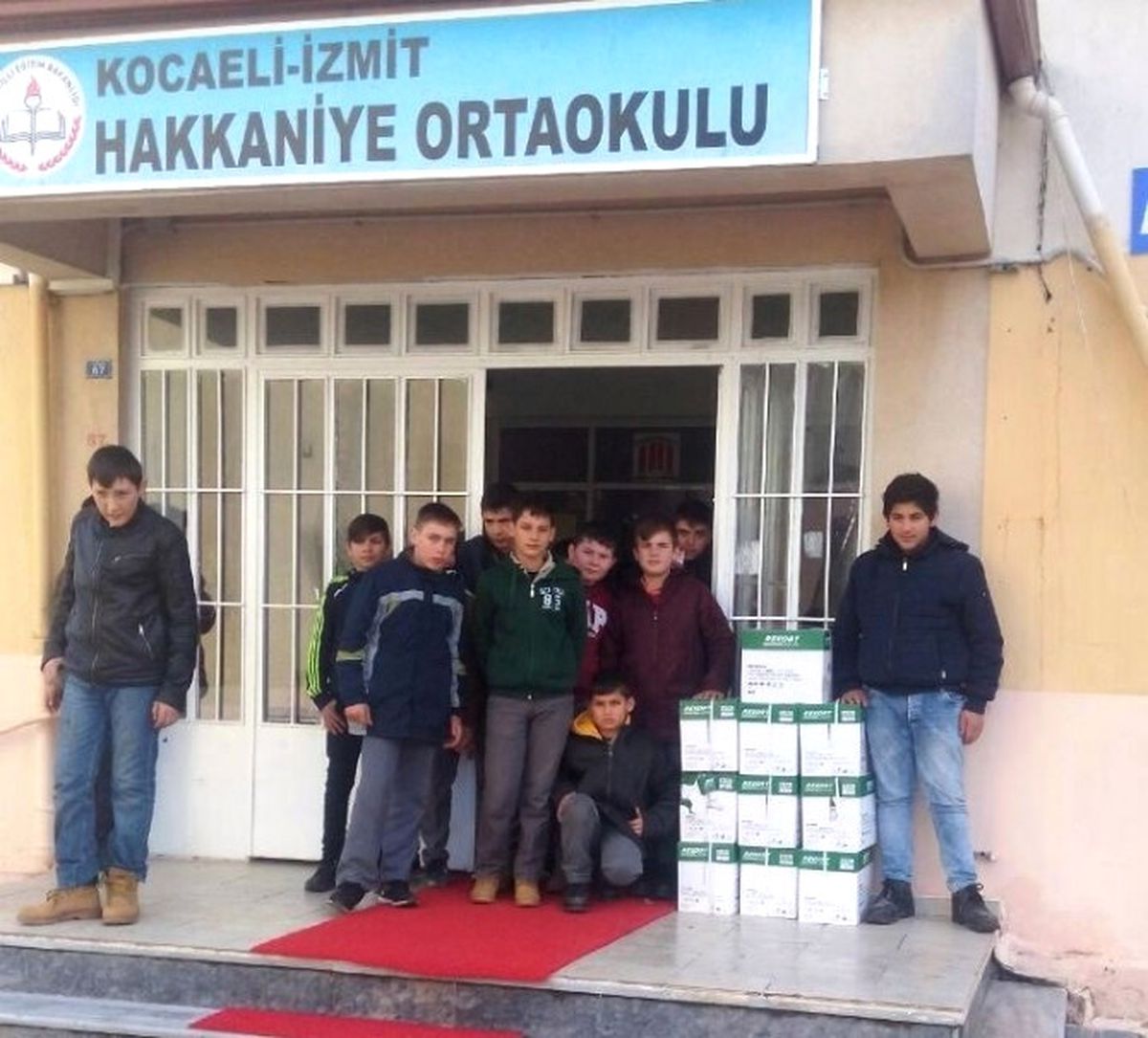 İzmit\'te Okullara Kırtasiye Yardımı