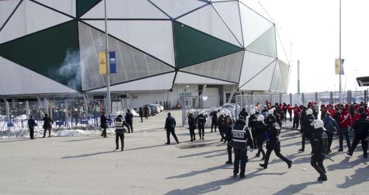 Konyaspor ve Antalyaspor Taraftarları Kapıştı, Bir Polis Yaralandı