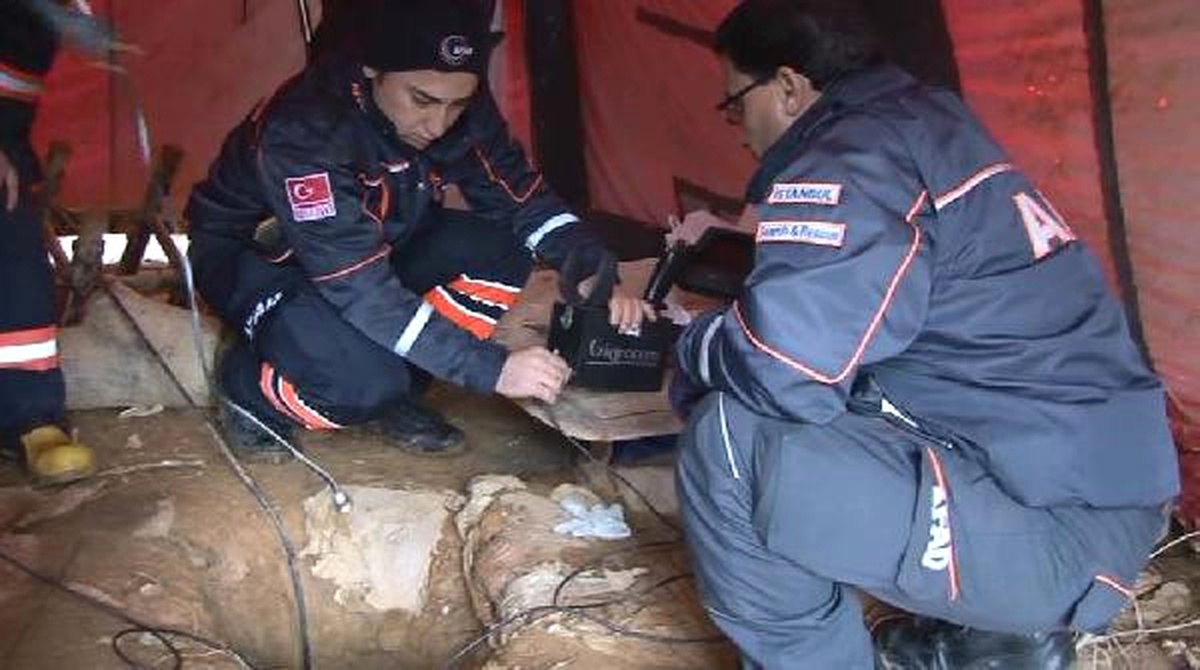 Kuyuya Düşen Yavru Köpeği Kurtarma Çalışmaları Sürüyor