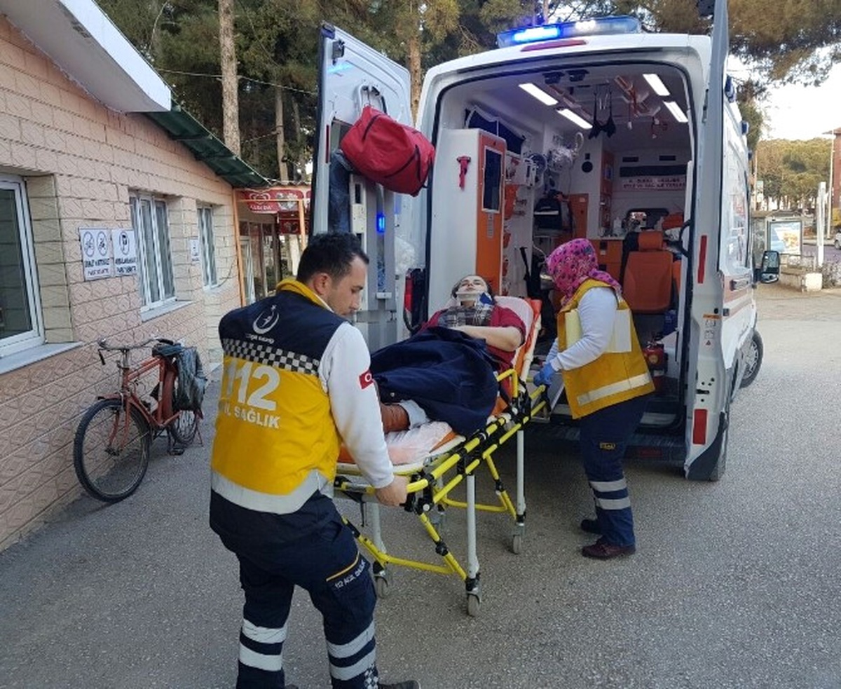 Manisa\'da Otomobil Takla Attı : 5 Yaralı