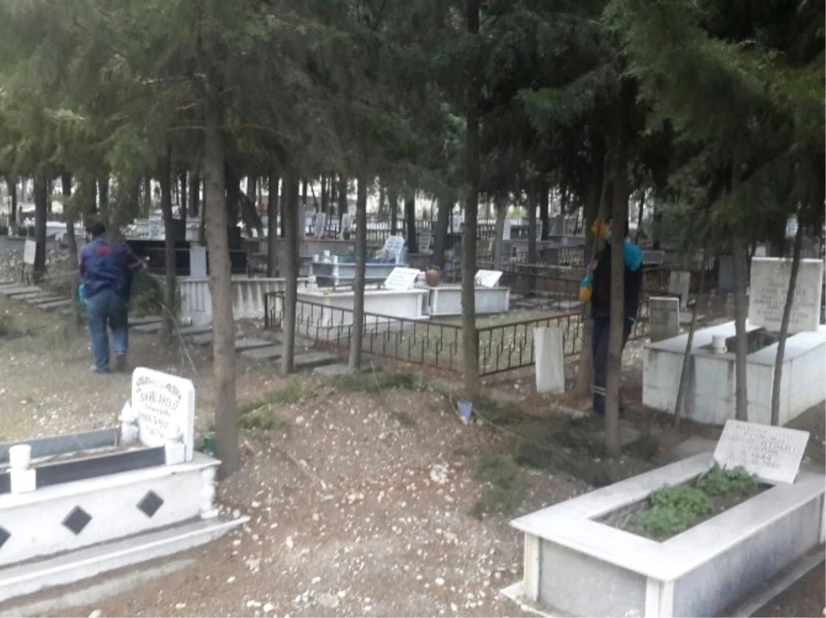 Manisa\'daki Mezarlıklar Bakıma Alındı